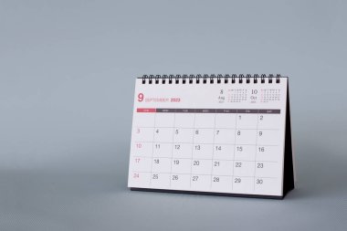 Masadaki beyaz takvimi kapat