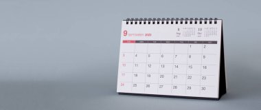 Masadaki beyaz takvimi kapat