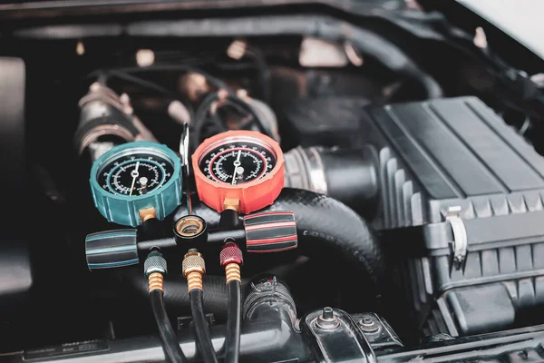 stock image Car air conditioner check service, leak detection, fill refrigerant.Device and meter liquid cooling in the car by specialist technicians.