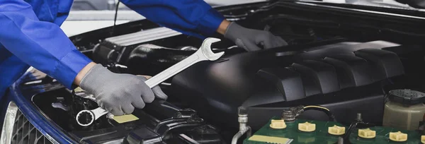 Μηχανικός Εργάζεται Για Τον Κινητήρα Του Αυτοκινήτου Στο Γκαράζ Επισκευή — Φωτογραφία Αρχείου