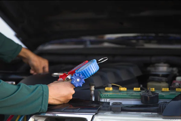 車のエアコンチェックサービス リーク検出 冷蔵庫を埋める 専門技術者によって車の中でデバイスとメーター液体冷却 — ストック写真