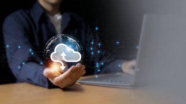 Elle bulut teknolojisi veri depolama, veri transferi, ağ ve internet servis konsepti, internet depolama ağı teknolojisinde gösterilen bulut hesaplaması