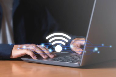 Wi-Fi simgesi, iş iletişimi sosyal ağ kavramına sahip işletme akıllı telefonunu kullan.