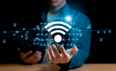 Wi-Fi simgesi, iş iletişimi sosyal ağ kavramına sahip işletme akıllı telefonunu kullan.