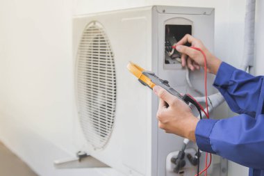 Klima, havalandırma servis teknisyeni soğutucu ve soğutucu eklemek için göstergeler kullanıyor..