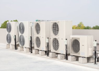 Açık hava ünitesi kompresörü binanın dışına kuruluyor..