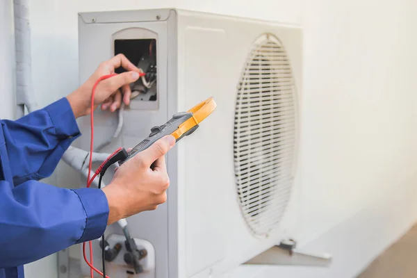 Condicionado Técnico Serviço Hvac Usando Medidores Para Verificar Refrigerante Adicionar — Fotografia de Stock