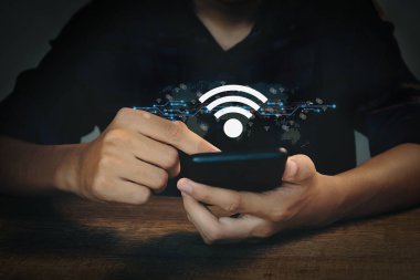 Wi-Fi simgesi, iş iletişimi sosyal ağ kavramına sahip işletme akıllı telefonunu kullan.