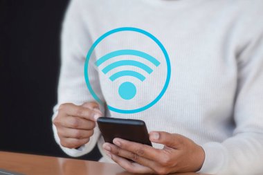 Wi-Fi simgesi, iş iletişimi sosyal ağ kavramına sahip işletme akıllı telefonunu kullan.