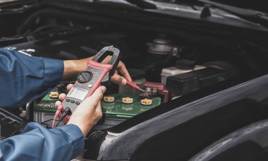 Teknisyenler arabanın elektrik sistemini inceliyor..