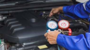 Araç havalandırma kontrol servisi, sızıntı tespit, soğutucuyu doldur. Uzman teknisyenler tarafından arabada soğutma aleti ve sayaç..