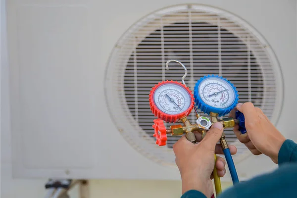Air Conditioning Hvac Service Technician Using Gauges Check Refrigerant Add — Stock Photo, Image
