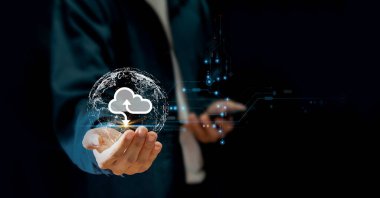 Elle bulut teknolojisi veri depolama, veri transferi, ağ ve internet servis konsepti, internet depolama ağı teknolojisinde gösterilen bulut hesaplaması