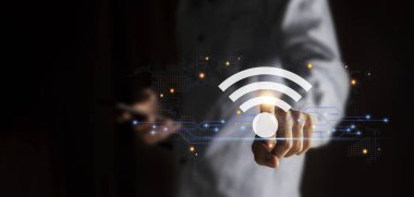 Wi-Fi simgesi, iş iletişimi sosyal ağ kavramına sahip işletme akıllı telefonunu kullan.