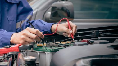 Teknisyenler arabanın elektrik sistemini inceliyor..