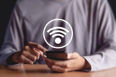 Wi-Fi simgesi, iş iletişimi sosyal ağ kavramına sahip işletme akıllı telefonunu kullan.