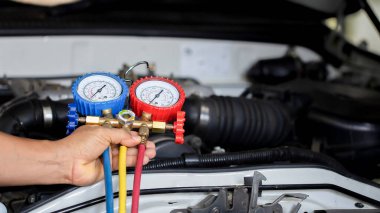 Araç havalandırma kontrol servisi, sızıntı tespit, soğutucuyu doldur. Uzman teknisyenler tarafından arabada soğutma aleti ve sayaç..