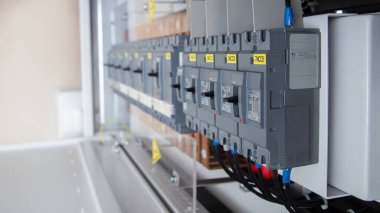 Devre kesicili voltaj santrali.