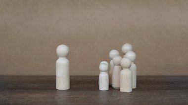 Liderlik kavramı, organizasyondaki personel seçimi. Tahta model ailenin lideri.