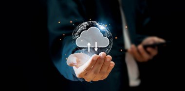 Elle bulut teknolojisi veri depolama, veri transferi, ağ ve internet servis konsepti, internet depolama ağı teknolojisinde gösterilen bulut hesaplaması