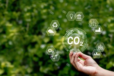 Çevre, Toplum ve Yönetim sürdürülebilir endüstri Yeşil yaprak arka planında atmosferdeki karbondioksit emisyonlarını azaltma kavramı.