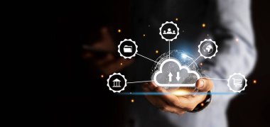 Elle bulut teknolojisi veri depolama, veri transferi, ağ ve internet servis konsepti, internet depolama ağı teknolojisinde gösterilen bulut hesaplaması