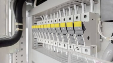 Sigorta kutusu kontrol dolabındaki elektrik devresini kontrol ediyor..