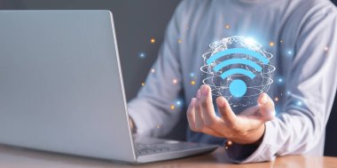 Man laptop wifi simgesi, sosyal ağ konsepti, iş iletişimi.