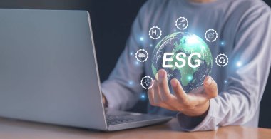 karbon nötr konsept ağ sıfır simgesi ve net sıfır emisyon hedefi için yeşil arkaplan üzerine uzun vadeli hava durumu stratejisi.