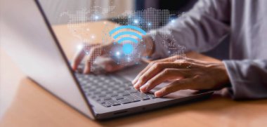 Wi-Fi ikonu olan bir iş adamı dizüstü bilgisayar kullanıyor. İş iletişimi sosyal ağ kavramı.