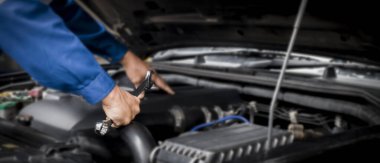 Araba tamircisi araba motoru, araba bakım konsepti üzerinde çalışıyor..