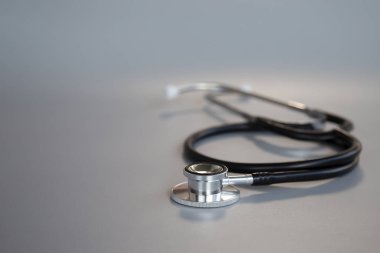 Gri arkaplanda siyah steteskop