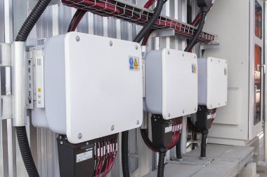 Güneş pili güç üretim sisteminin beyaz çeviricisi