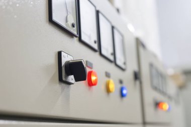 Elektrik kontrol dolabında santral ve işletim durumu göstergesi ışığı