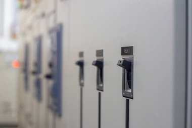 Elektrik şalterleri, endüstriyel elektrik kontrol panelleri.