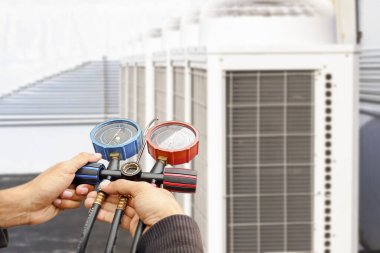 Klima teknisyeni havalandırmayı kontrol ediyor.