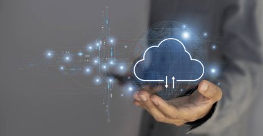 Elle bulut teknolojisi veri depolama, veri transferi, ağ ve internet servis konsepti, internet depolama ağı teknolojisinde gösterilen bulut hesaplaması