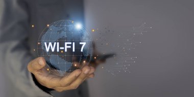 İş adamı wifi simgesi ile akıllı telefon kullanıyor. Sosyal ağ konsepti, küresel iş iletişimi.