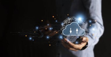 Elle bulut teknolojisi veri depolama, veri transferi, ağ ve internet servis konsepti, internet depolama ağı teknolojisinde gösterilen bulut hesaplaması