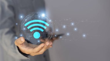 Wi-Fi simgesi ve iş iletişimi konsepti ile akıllı telefon kullanımı