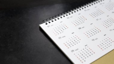 Kahverengi arkaplanda beyaz takvim