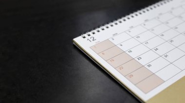 Kahverengi arkaplanda beyaz takvim