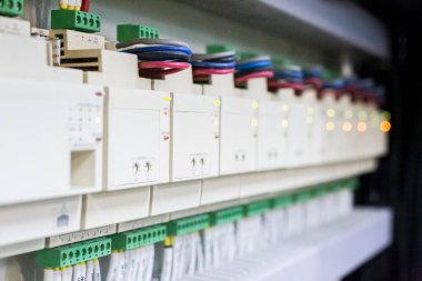 Elektrik kontrol cihazları bir satırda kurulur.