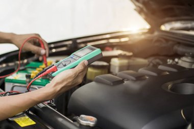 Otomatik mekanik pilleri kontrol et, tamir et ve motor parçalarını değiştir.