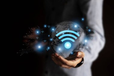 Wi-Fi simgesi, iş iletişimi sosyal ağ kavramına sahip işletme akıllı telefonunu kullan.