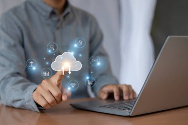 Elle bulut teknolojisi veri depolama, veri transferi, ağ ve internet servis konsepti, internet depolama ağı teknolojisinde gösterilen bulut hesaplaması