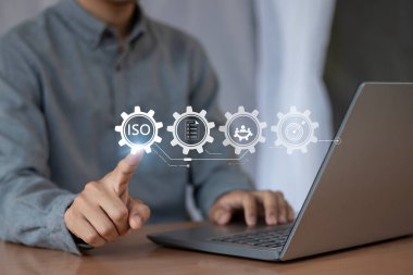 Sanal ekranda kalite güvencesini gösteren iş adamı ISO sembolü