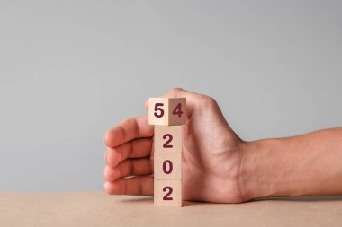 Ahşap küp 2024 'ten 2025' e değişiyor. Yeni yılın iş konsepti sembolleri.