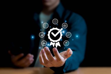 İşadamı elleri en iyi hizmet kalitesi sigortası, garantisi, standart