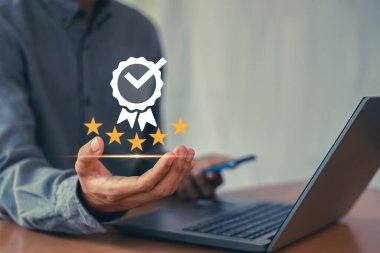 Kalite Güvencesi, Standart Garanti ISO, bilgisayar hizmetleriyle çalışan iş adamı, kalite sertifika konsepti, standartlar